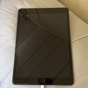 Barely used iPad 7th generation 128 gb. No scratches looks brand new